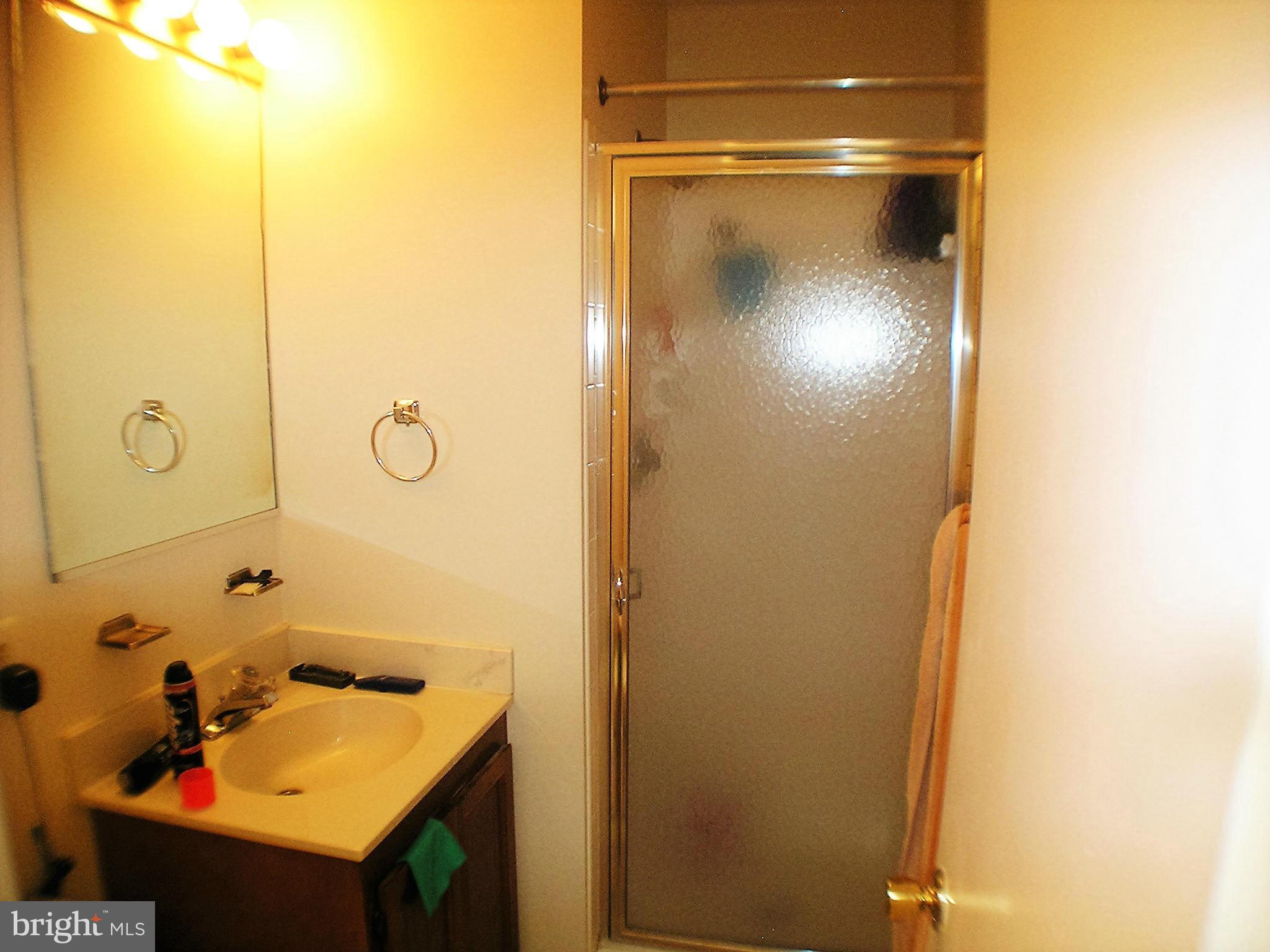 HOLLAND TOWNE - Residential Lease