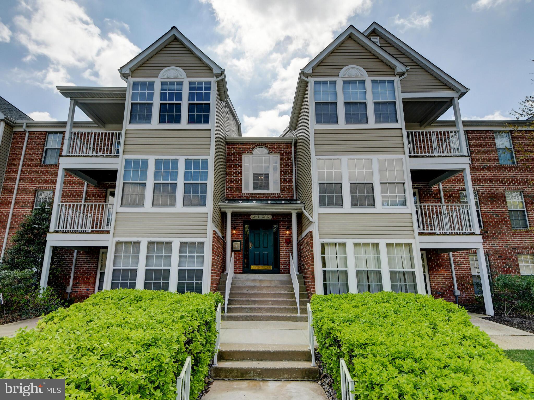 BRIGHT & OPEN PENTHOUSE UNIT IN SECURE BUILDING WITH 2 BEDROOMS & 2 BATHS! AWESOME GREAT ROOM W/VAULTED CEILING IS OPEN TO KITCHEN & SUNDROOM. SPACIOUS PRIMARY BEDROOM W/WALK-IN CLOSET & PRIVATE BATH WITH SHOWER PLUS 2ND BEDROOM W/FULL BATH. BALCONY IS ACCESSED OFF SUNROOM AND OVERLOOKS REAR YARD. THIS COMMUNITY IS SO CONVENIENT TO QUARRY LAKES W/SHOPS & RESTAURANTS JUST ACROSS THE STREET! MUST BE SEEN!