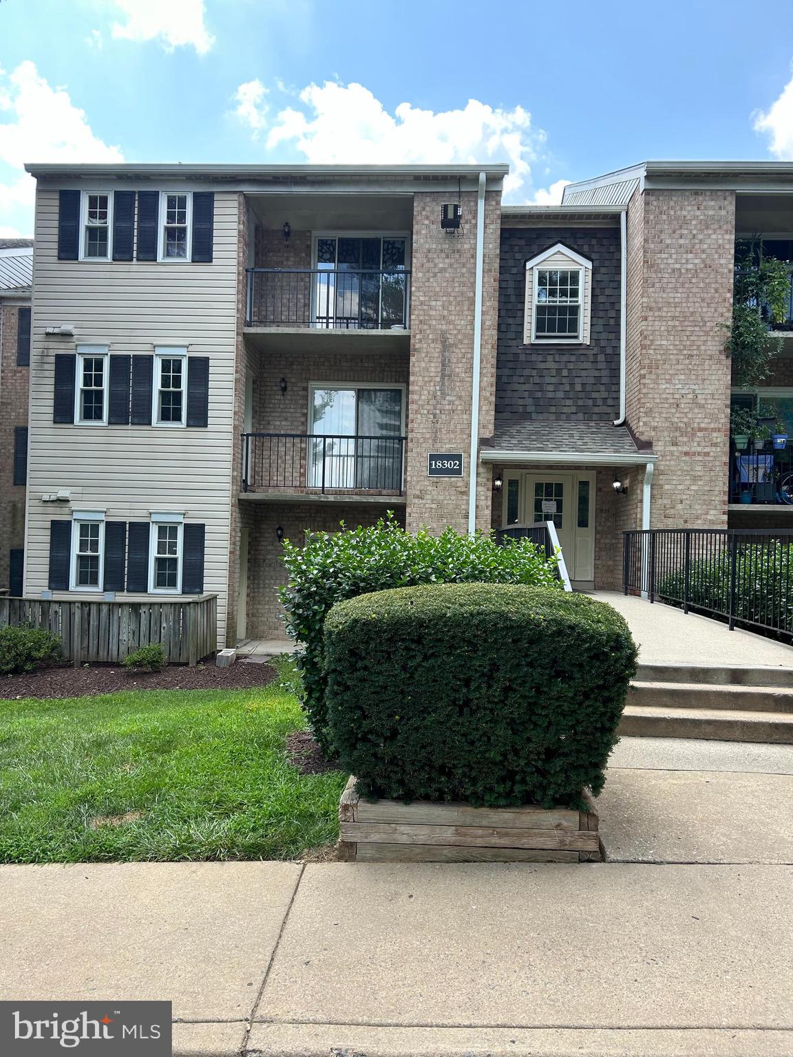Recently renovated, this bright and spacious 1‑bedroom, 1‑bath condo offers modern LVP flooring, fresh paint, and stylish light fixtures. Enjoy a galley kitchen with full appliance package, in‑unit laundry, a cozy built‑in dining cabinet, and a private patio. HOA amenities include a pool, tennis courts, playground, and maintenance services, community center, and more. Ideal location near shopping, transit, and access to major roads. Assigned to Flower Hill Elementary, Shady Grove Middle, and Magruder High. Parking passes available for two cars.
*Requirements: Minimum credit score of 650 and 2.5x monthly income. Verifiable income with two months paystubs. Copy of license. Non-smokers. Renters insurance required before moving in. Pets allowed on case-by-case basis. All applicants 18 + must apply. Use GCARR Application and apply with Rent Spree.