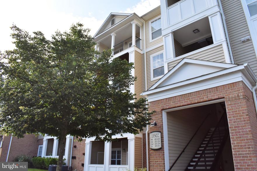 Gorgeous well maintained condo! 1 bedroom with 1 assigned parking spot. Clean and contemporary. Laminate flooring throughout. The condo has a large living room, separate dining room, open kitchen. Washer and Dryer conveniently located next to the kitchen. Enjoy large covered patio perfect for relaxing. Great location!! to I-270.