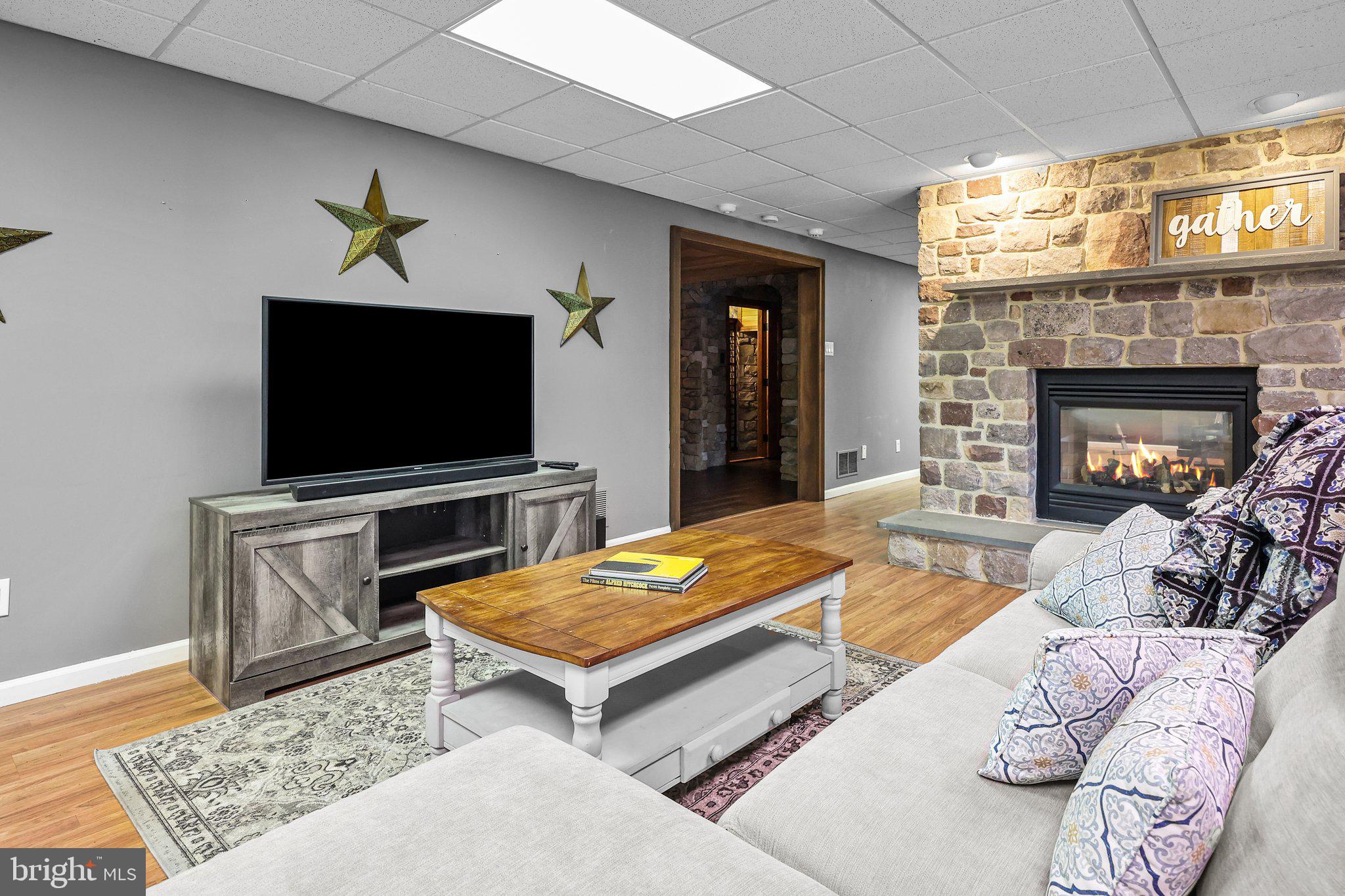 WINDY HOLLOW - Residential