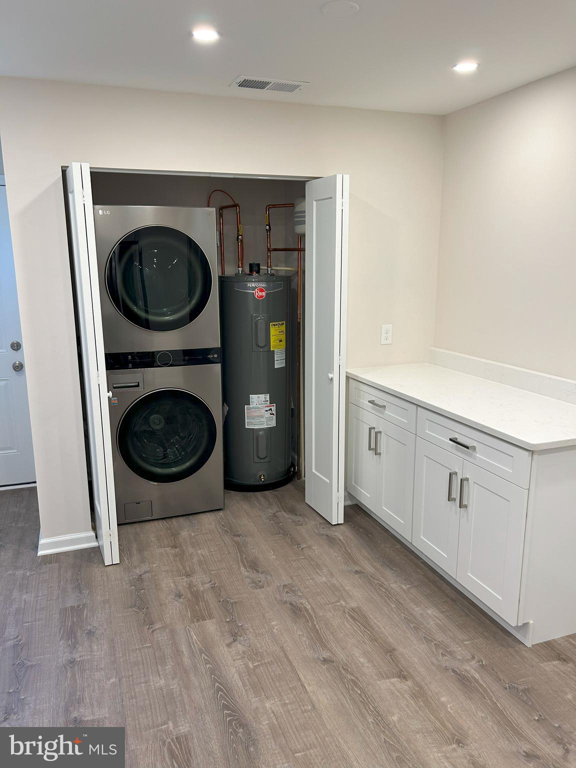 LINCOLN PARK - Residential Lease