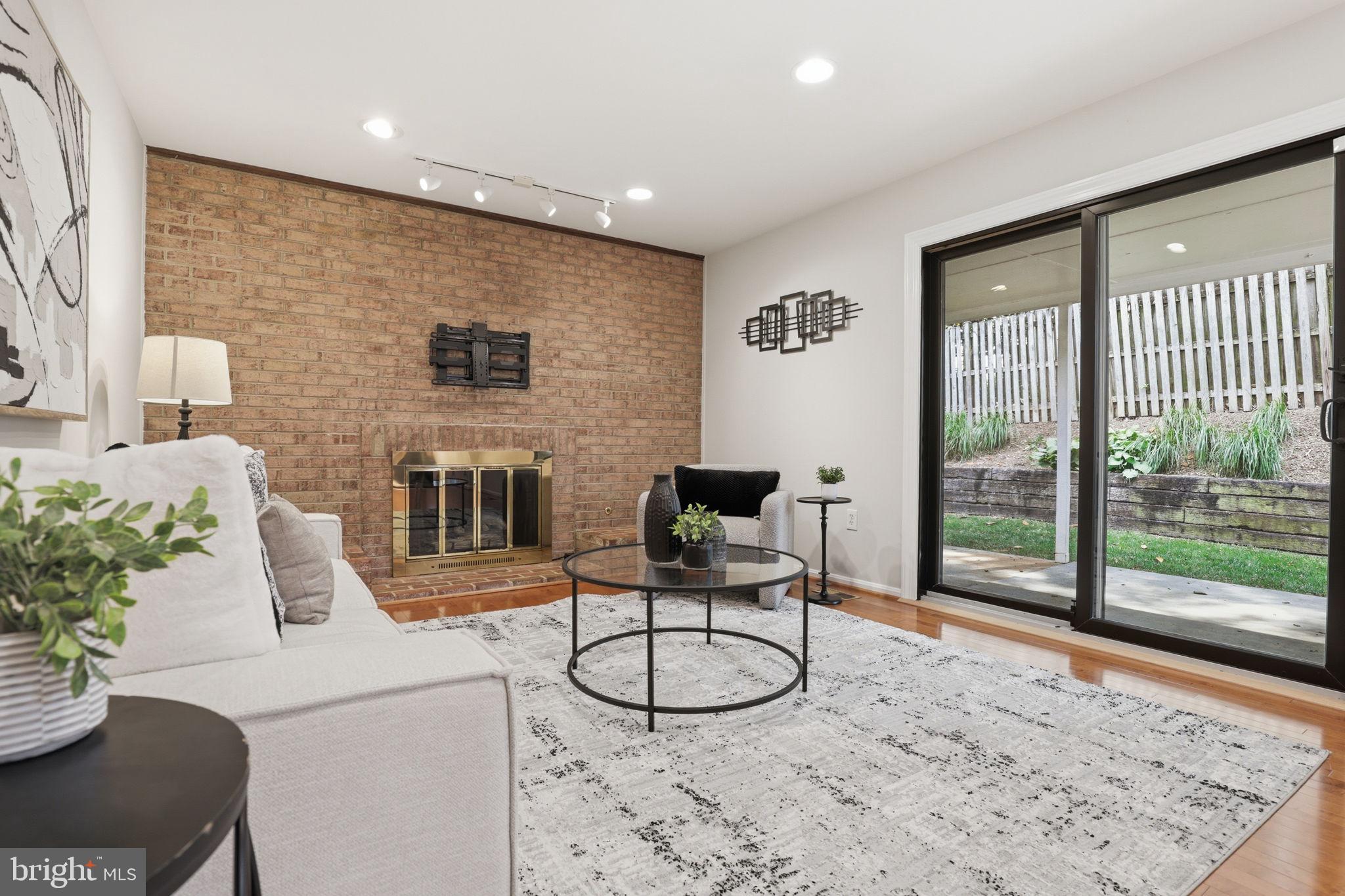 VIENNA OAKS - Residential