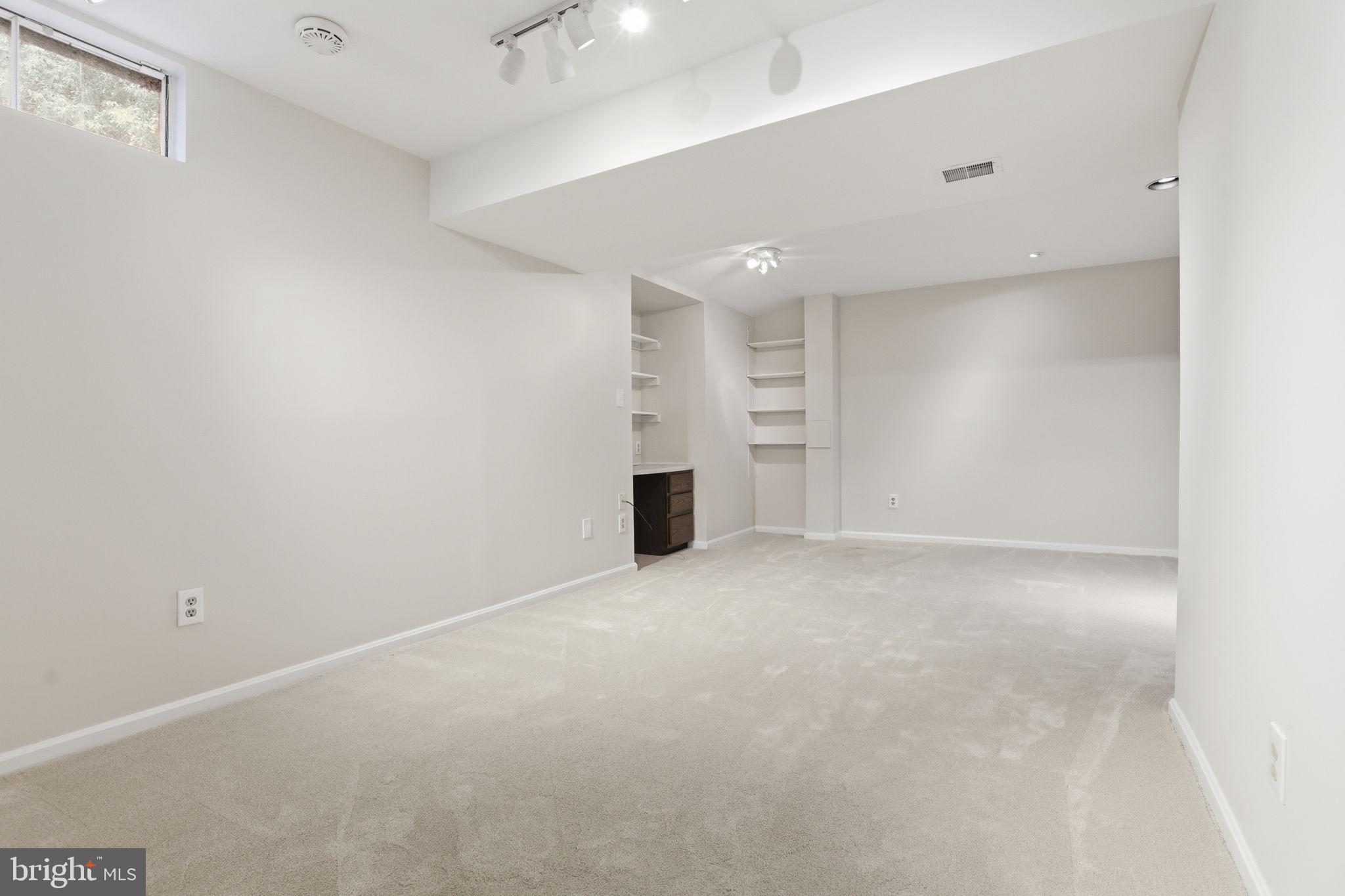 VIENNA OAKS - Residential