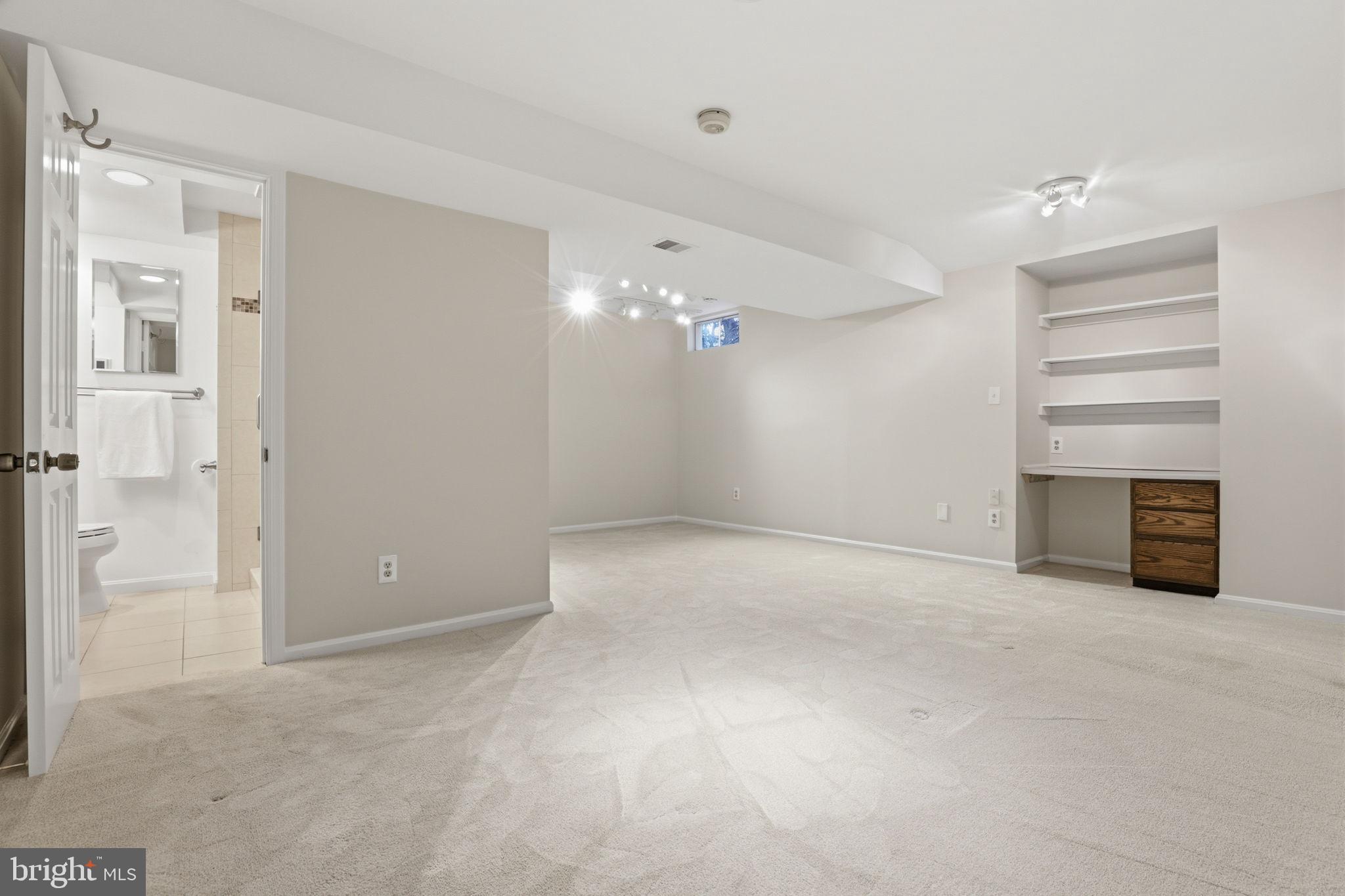 VIENNA OAKS - Residential