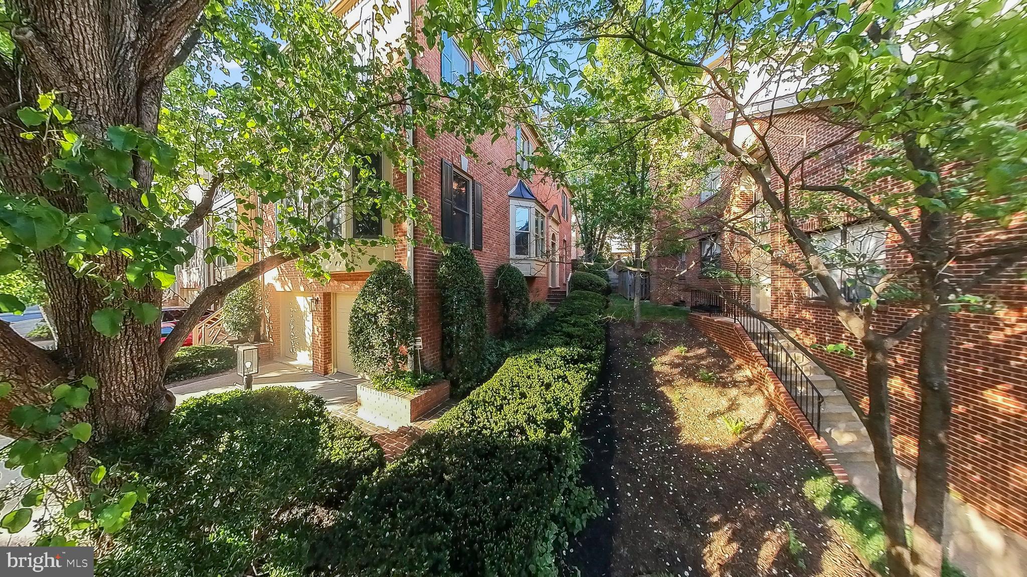 HAMPTONS OF MCLEAN - Residential