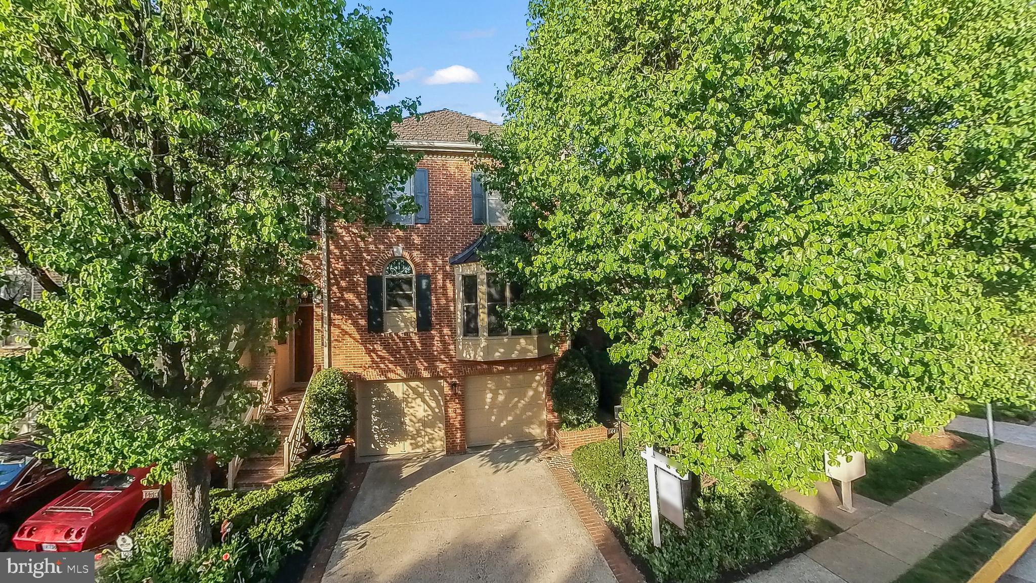 HAMPTONS OF MCLEAN - Residential