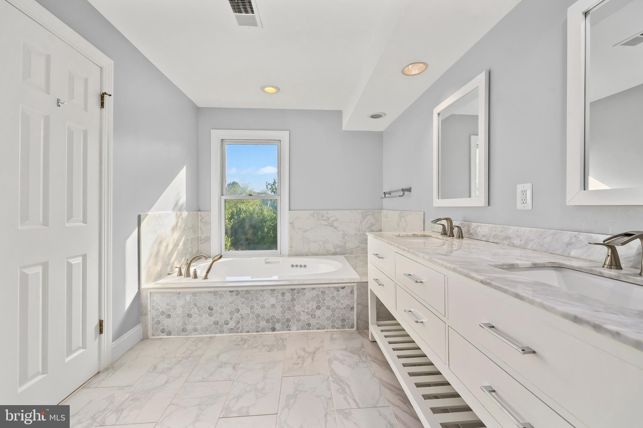 HAMPTONS OF MCLEAN - Residential