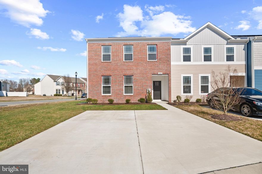 Beautiful, newly available end-unit townhouse for rent. Features an open space main level with a half bath. Upstairs, you'll find three bedrooms and two full bathrooms. Includes a washer and dryer. Comes with two parking spaces in front of the house. Conveniently located near commuter routes, shopping centers, restaurants, and a hospital.