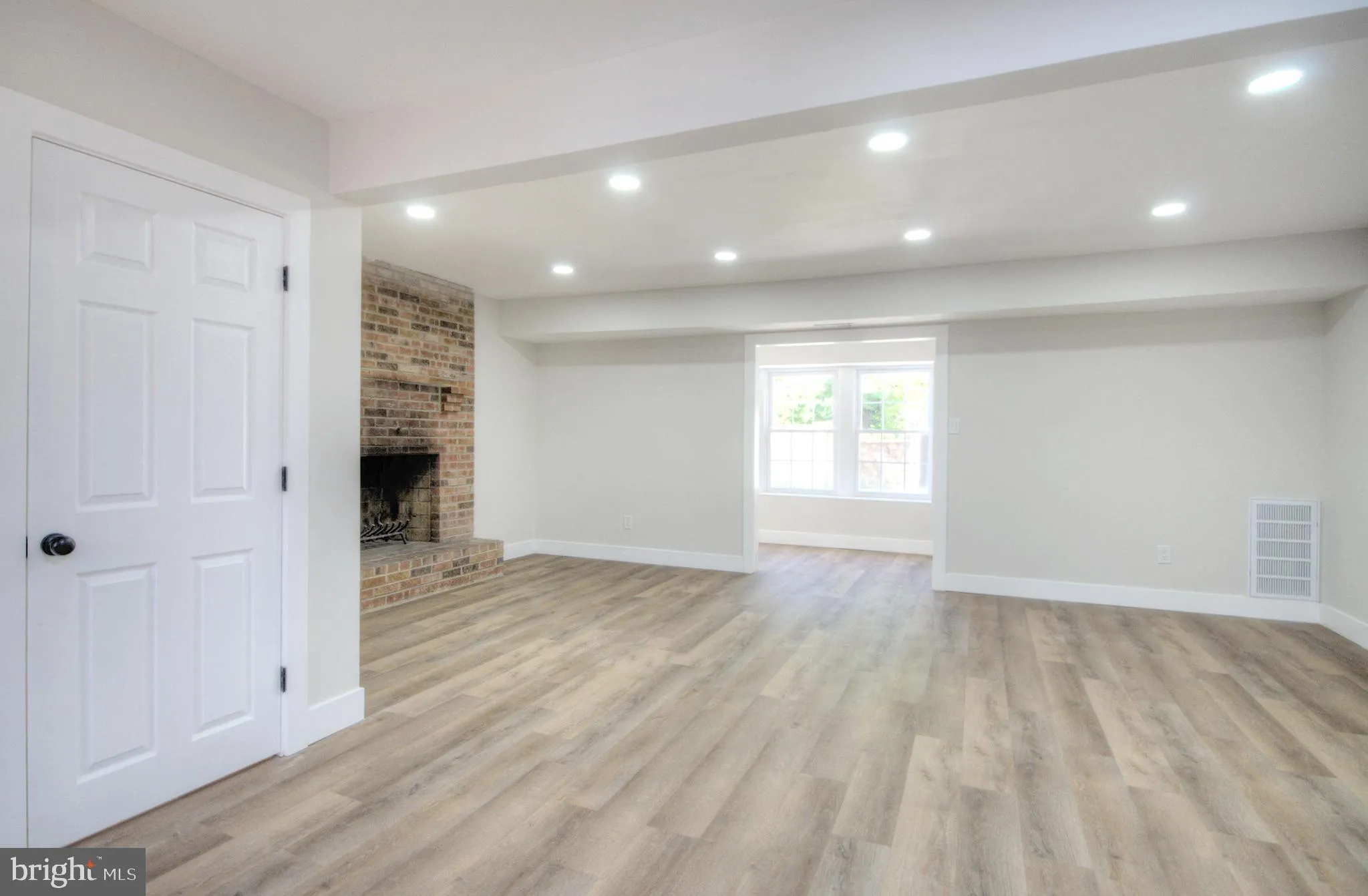 Clementon, New Jersey 08021, United States, 3 Bedrooms Bedrooms, ,2 BathroomsBathrooms,Residential,Pending,122945