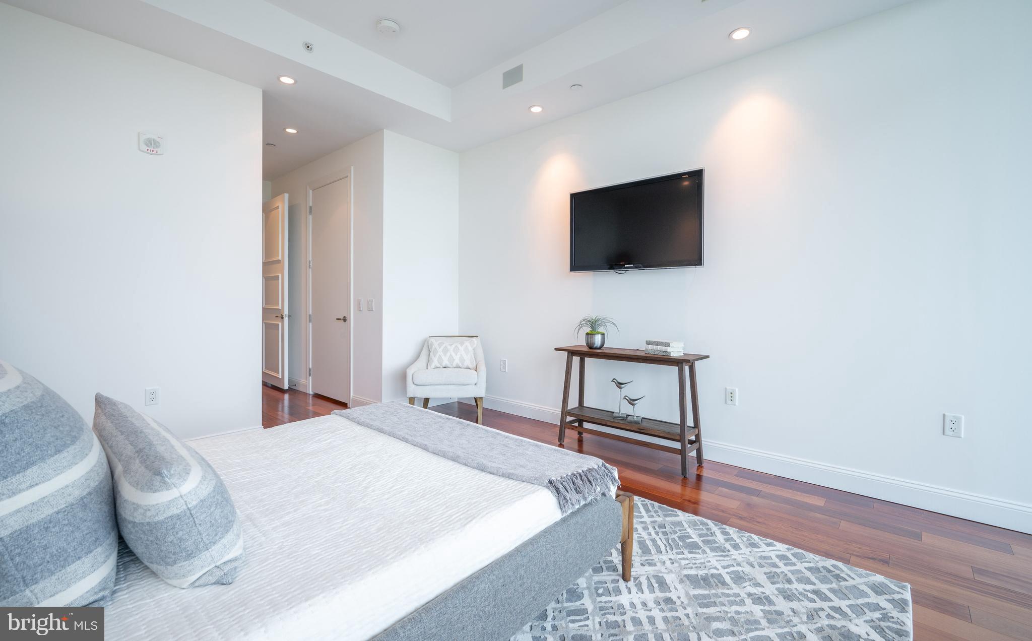 TURNBERRY TOWER - Residential