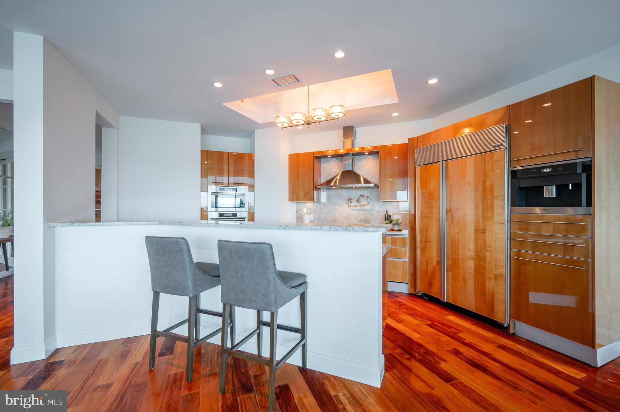 TURNBERRY TOWER - Residential