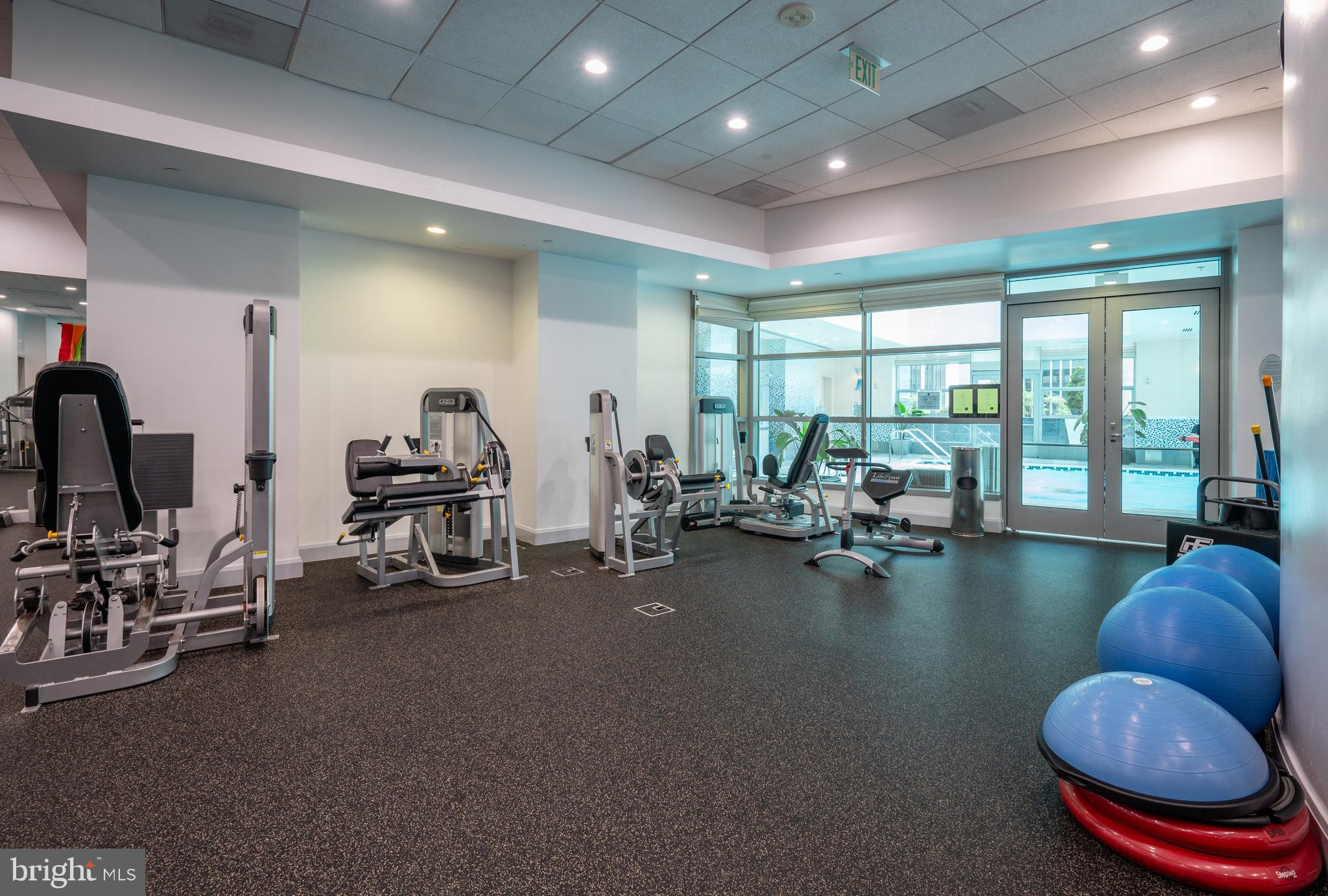 TURNBERRY TOWER - Residential