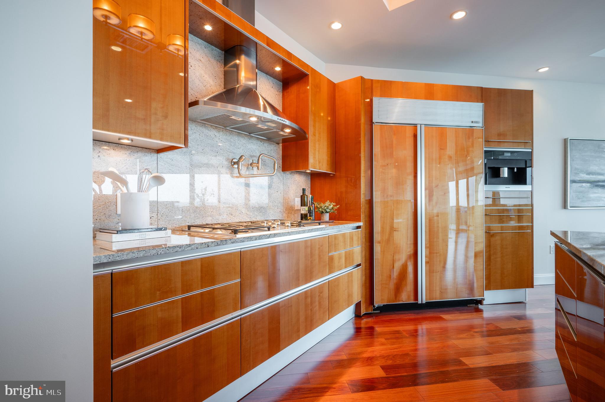 TURNBERRY TOWER - Residential