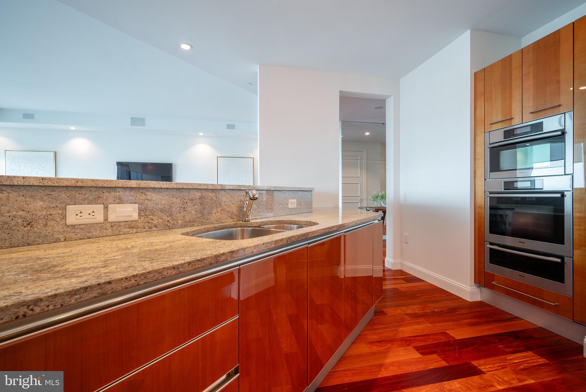 TURNBERRY TOWER - Residential