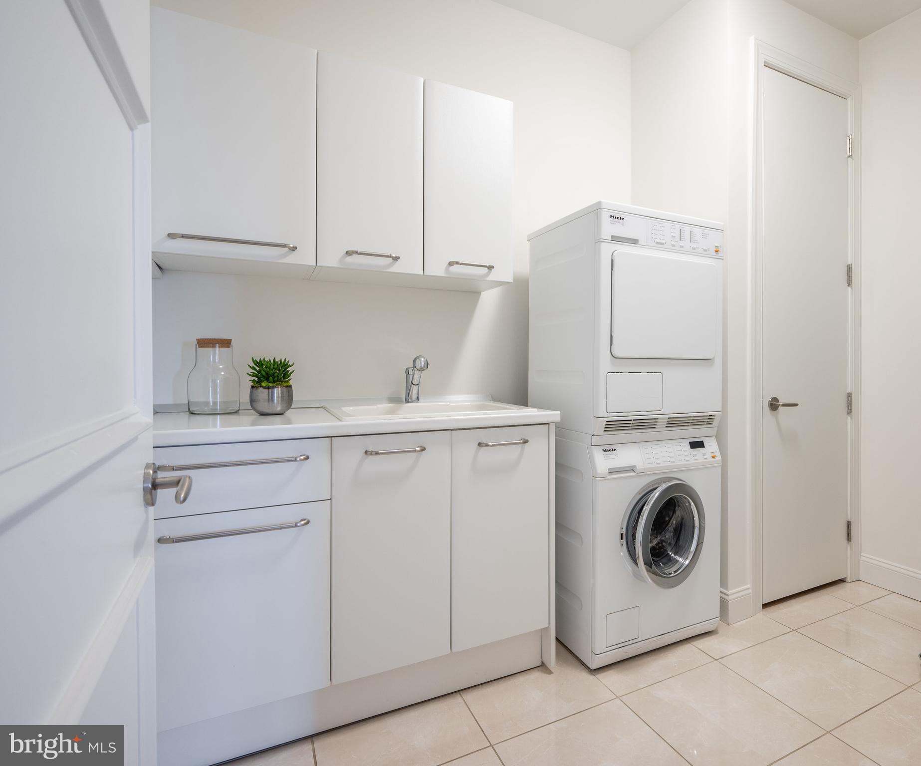 TURNBERRY TOWER - Residential