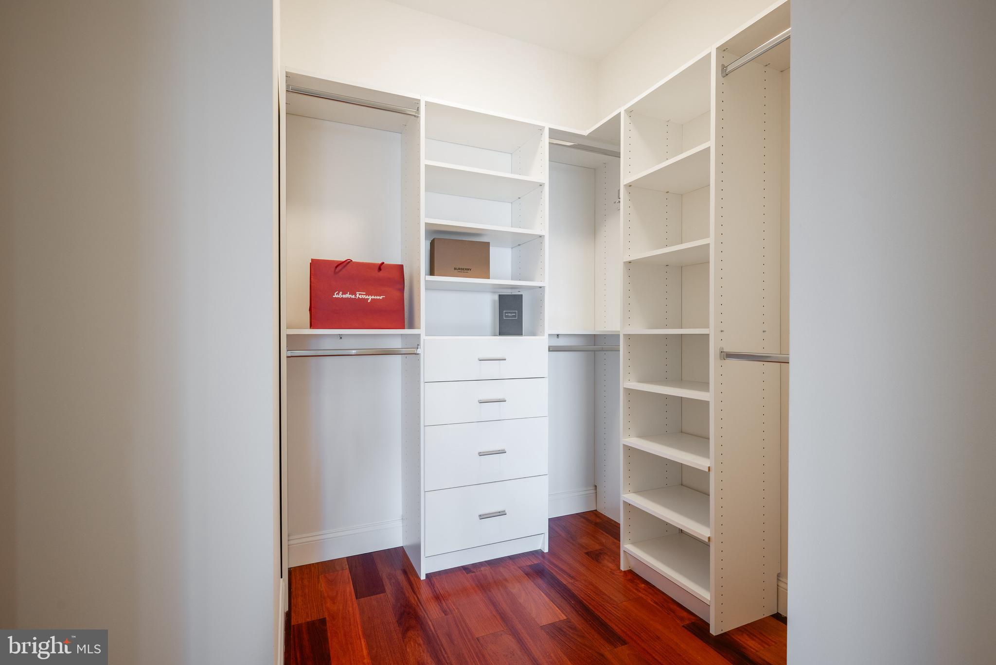 TURNBERRY TOWER - Residential