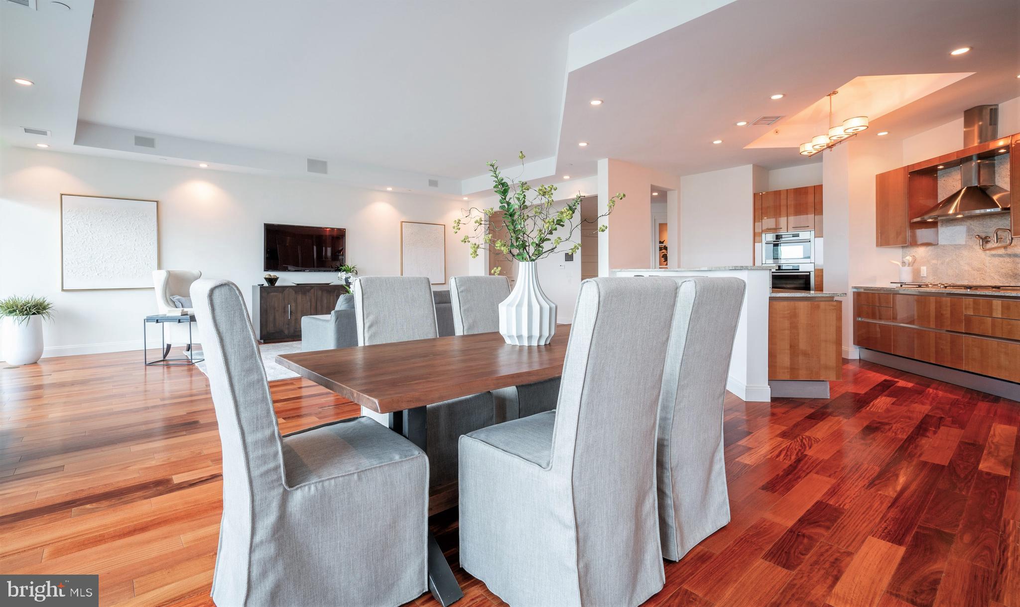 TURNBERRY TOWER - Residential