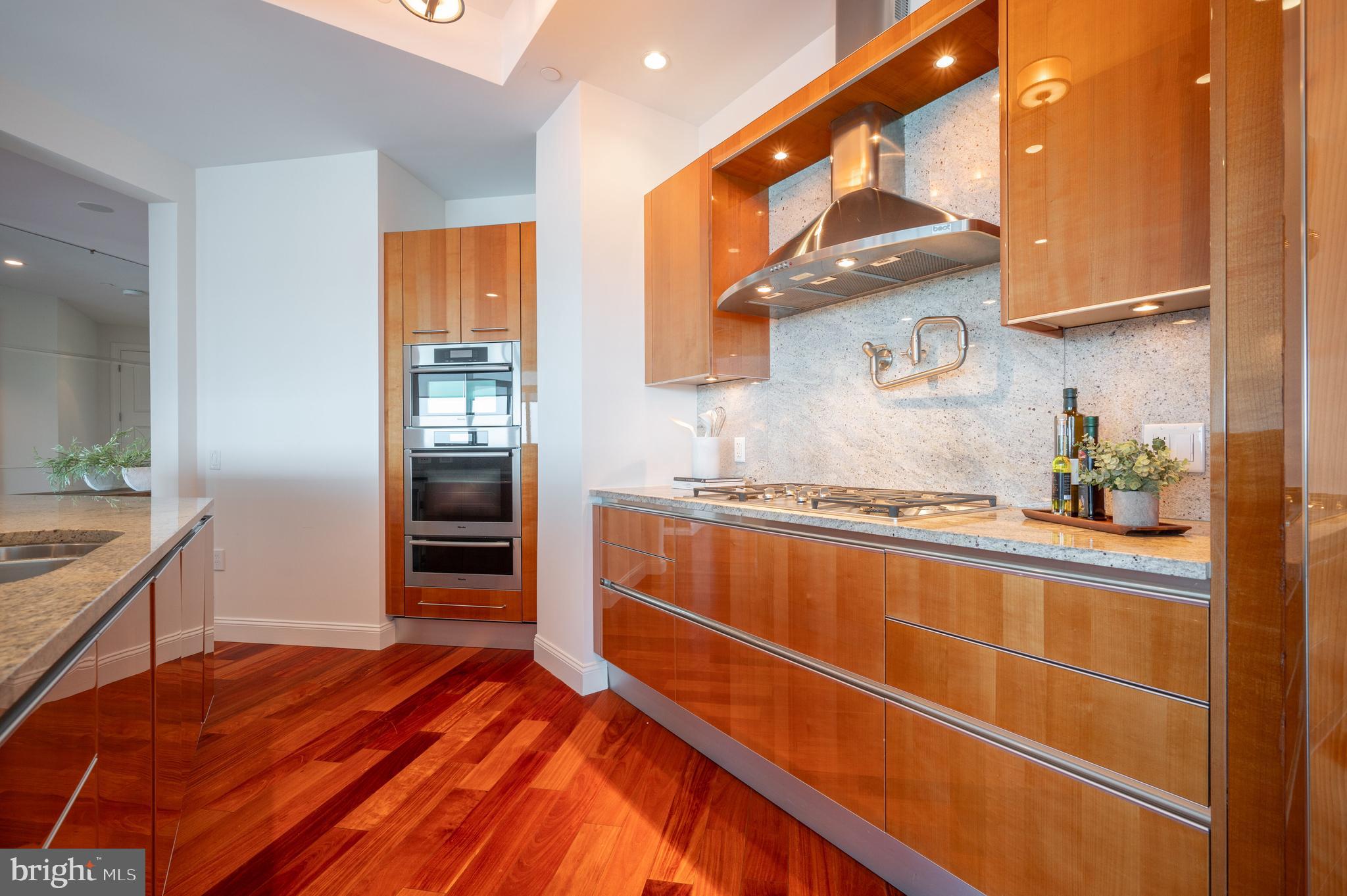 TURNBERRY TOWER - Residential