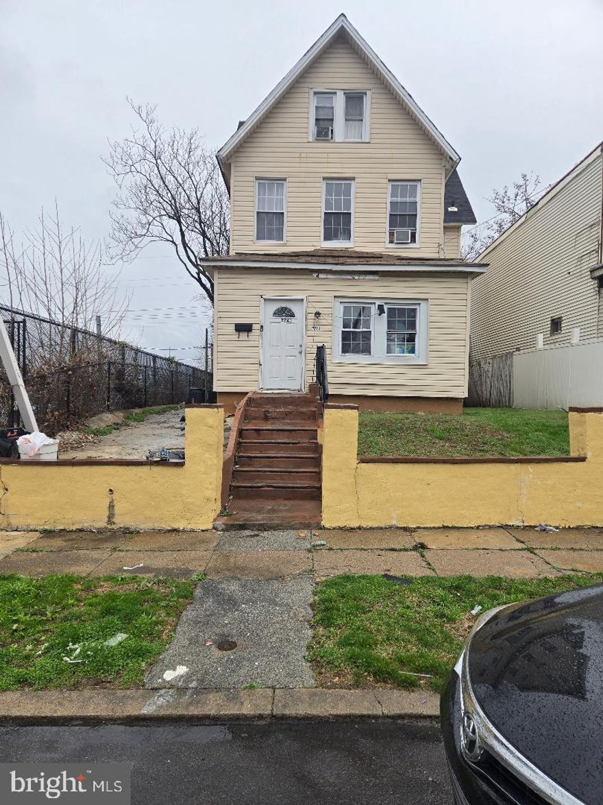 7241 GRAYS AVE  IS LOCATED AT THE HEART OF SOUTH WEST PHILLY NEAR ISLAND AVE AND LINDBERG BLVD, 5 MINUTES FROM THE AIRPORT AND 15 MINUTES FROM CENTER CITY.
GREAT PROPERTY  IN AVERAGE CONDITION, BUT NEEDS MINOR REPAIRS.
THIS SINGLE HOME SHOWS WELL AND WILL NOT LAST. SHOW IT AND BRING YOUR BEST OFFER.