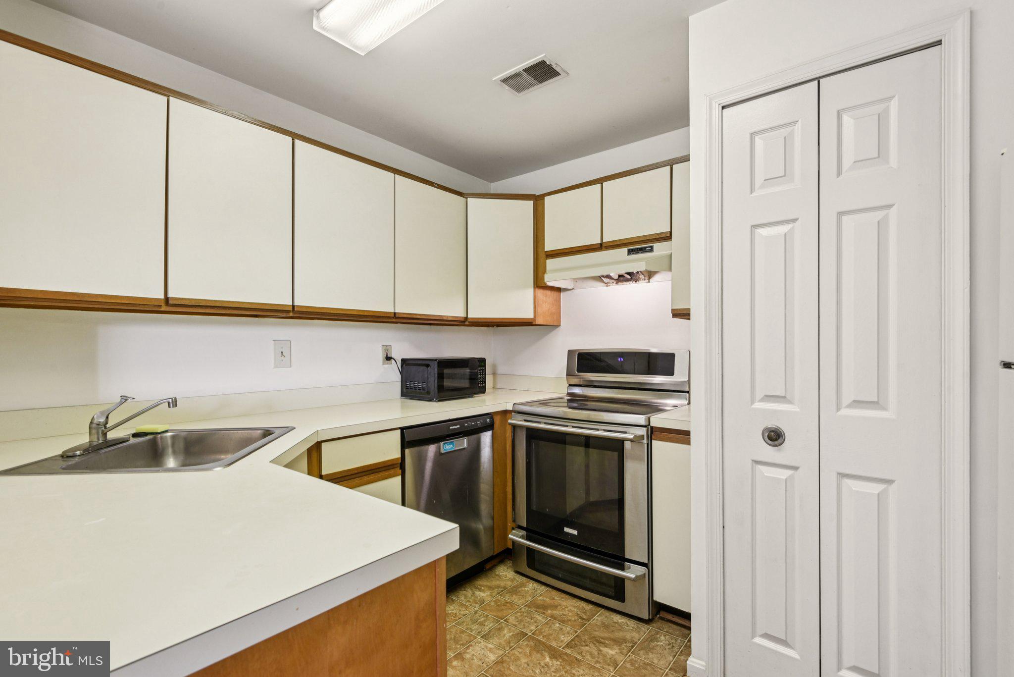 RIVERCHASE CONDOS - Residential