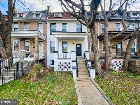 Photo of 5725 13th Street NW, WASHINGTON, DC 20011 (MLS # DCDC2252922)