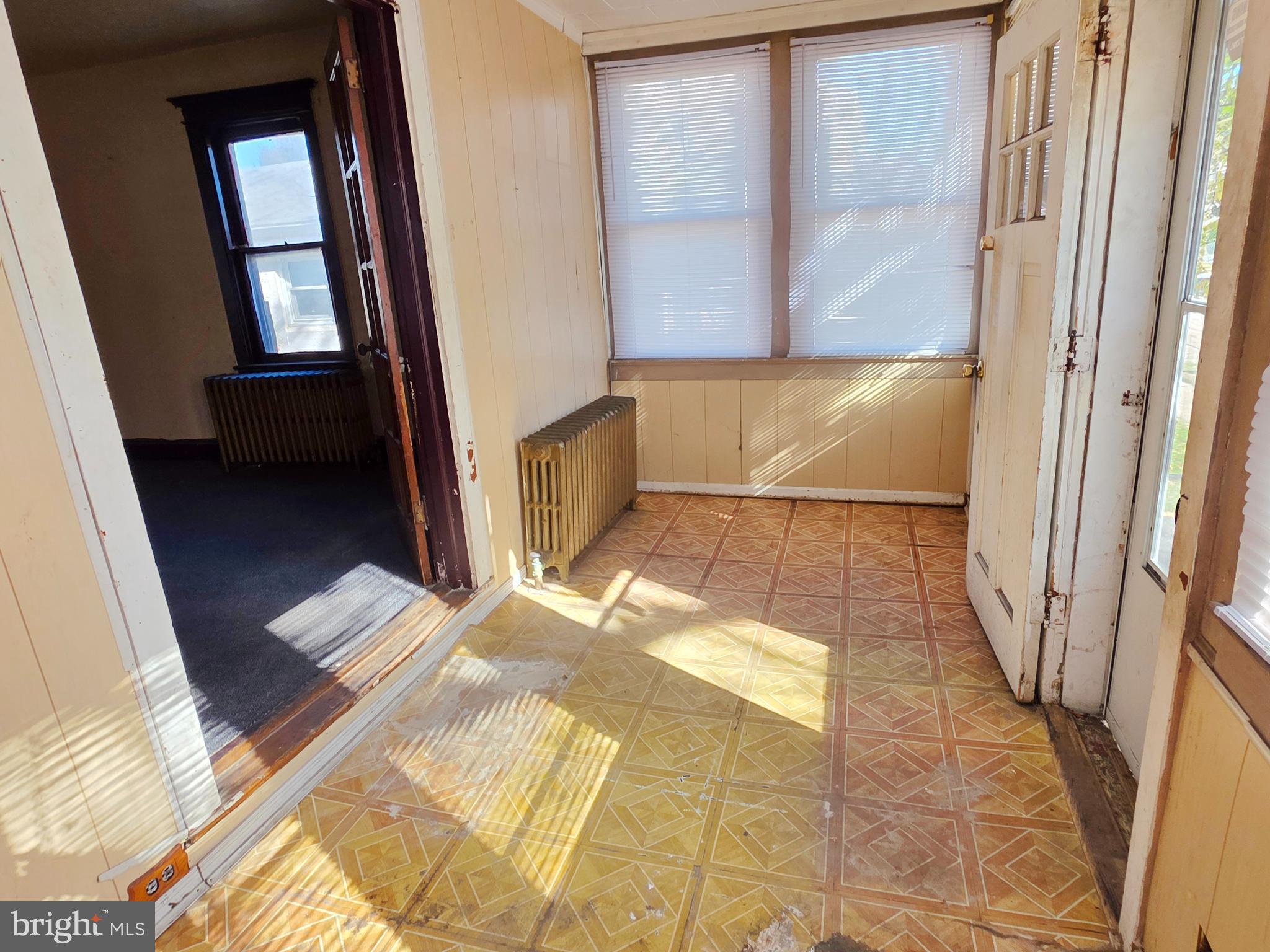 6887 WOODLAND AVENUE