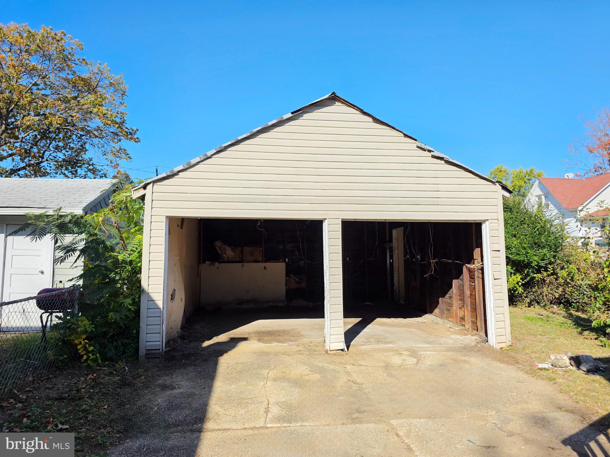 6887 WOODLAND AVENUE