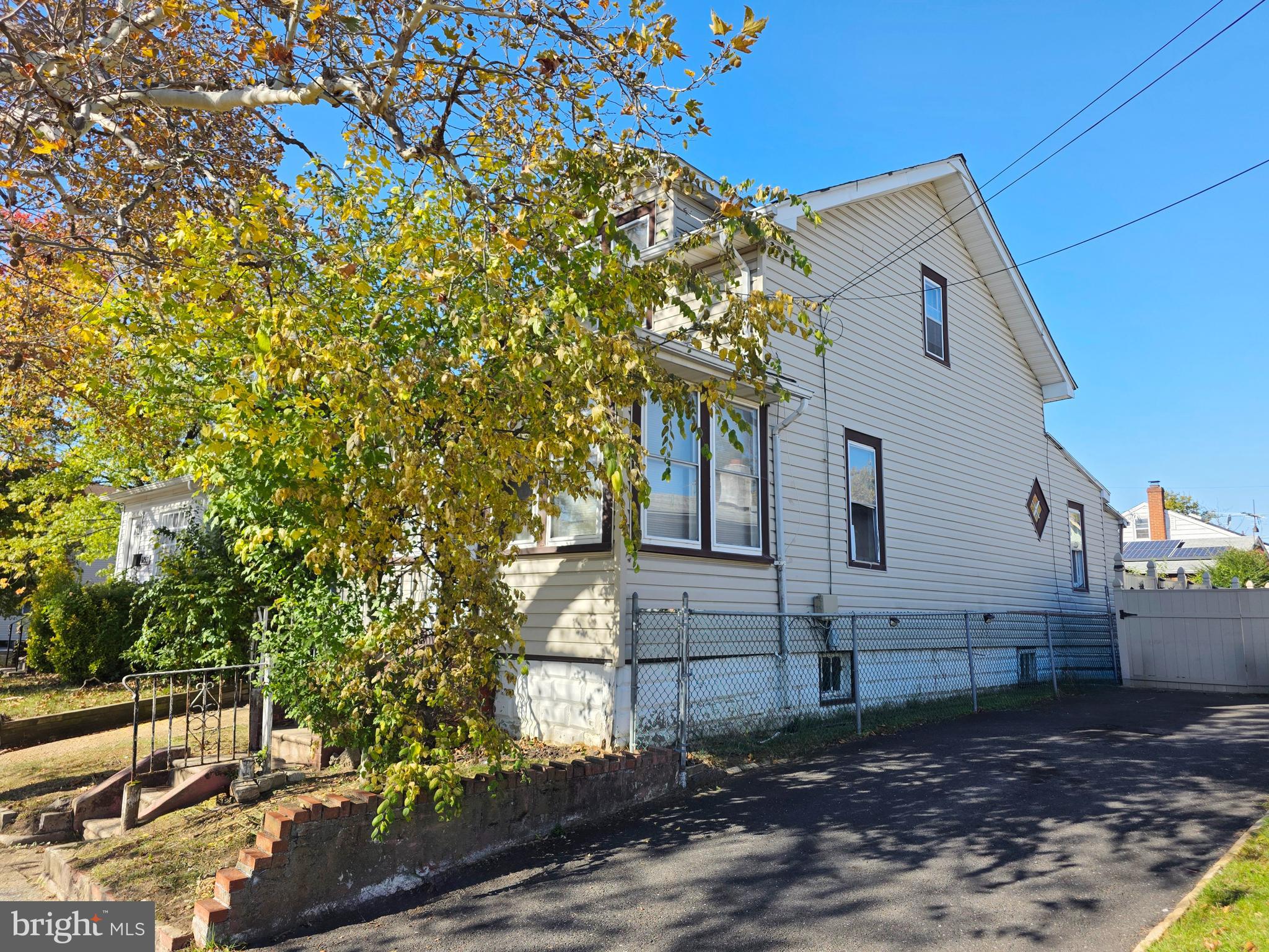 6887 WOODLAND AVENUE