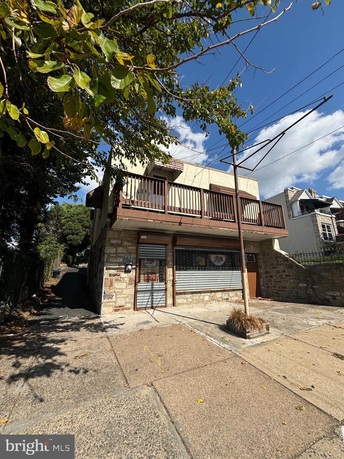 Main image without alt text