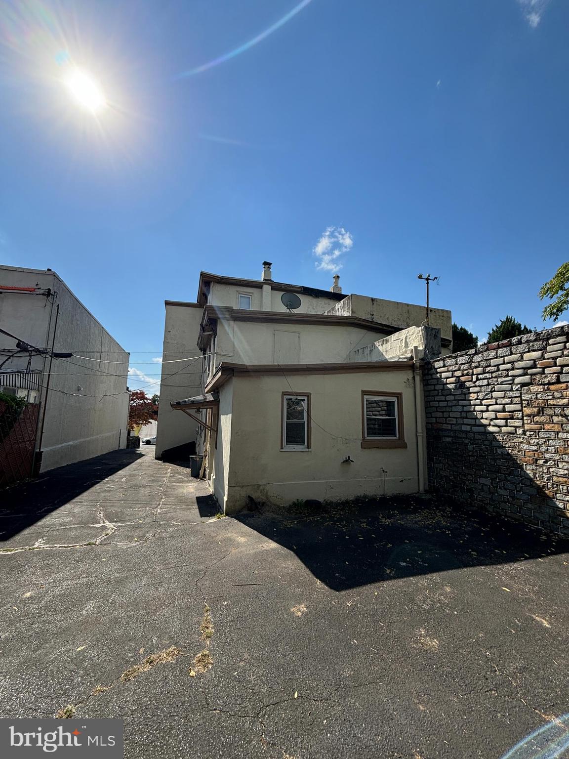 Main image without alt text