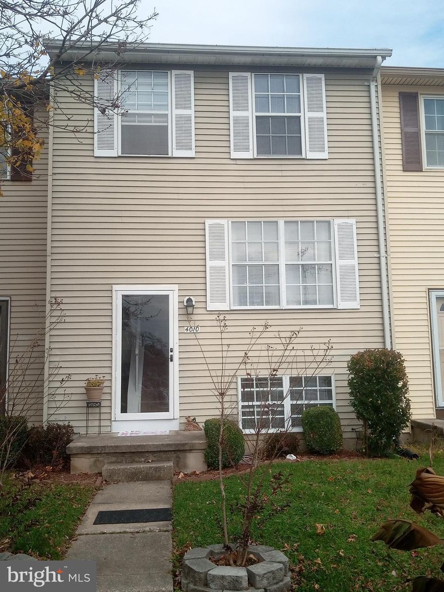 Nestled in the Carroll Island community, this townhouse is waiting for you to make it home!  Just minutes from shopping and entertainment you'll find this to be an ideal location offering both seclusion and amenities nearby.  For the water lovers, a few turns around the block and you'll find multiple marinas and Miami Beach Park for your enjoyment.  This house won't last long.  Welcome home!