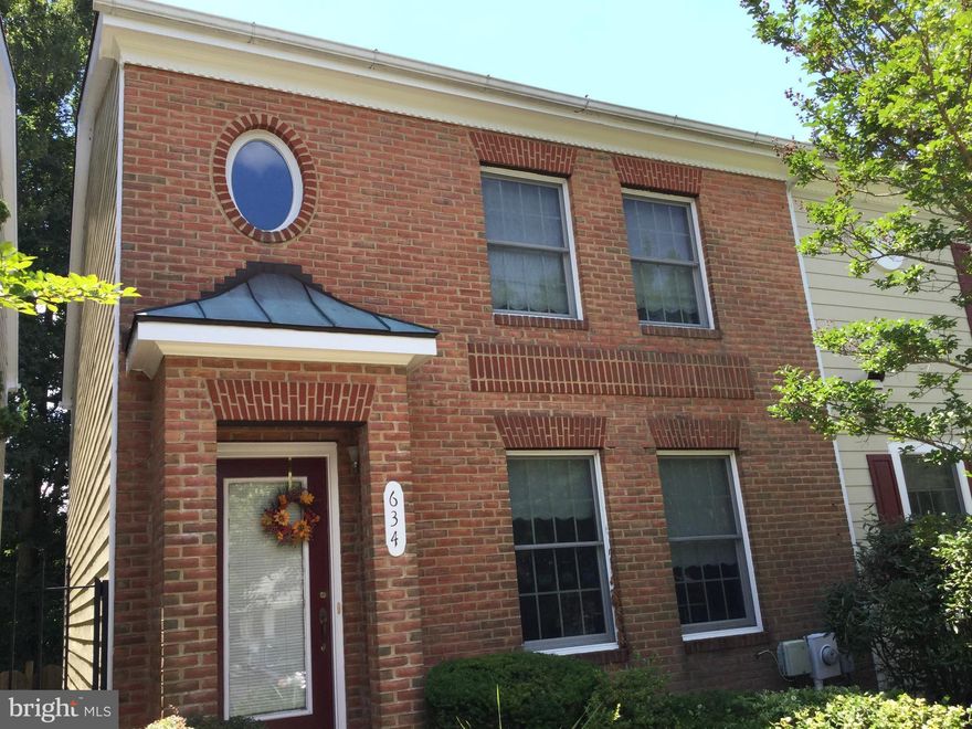 Townhome in La Plata's most desired neighbor hood