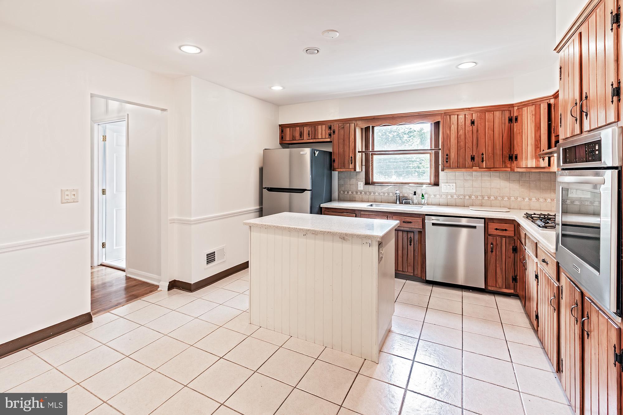 2412 MANET ROAD