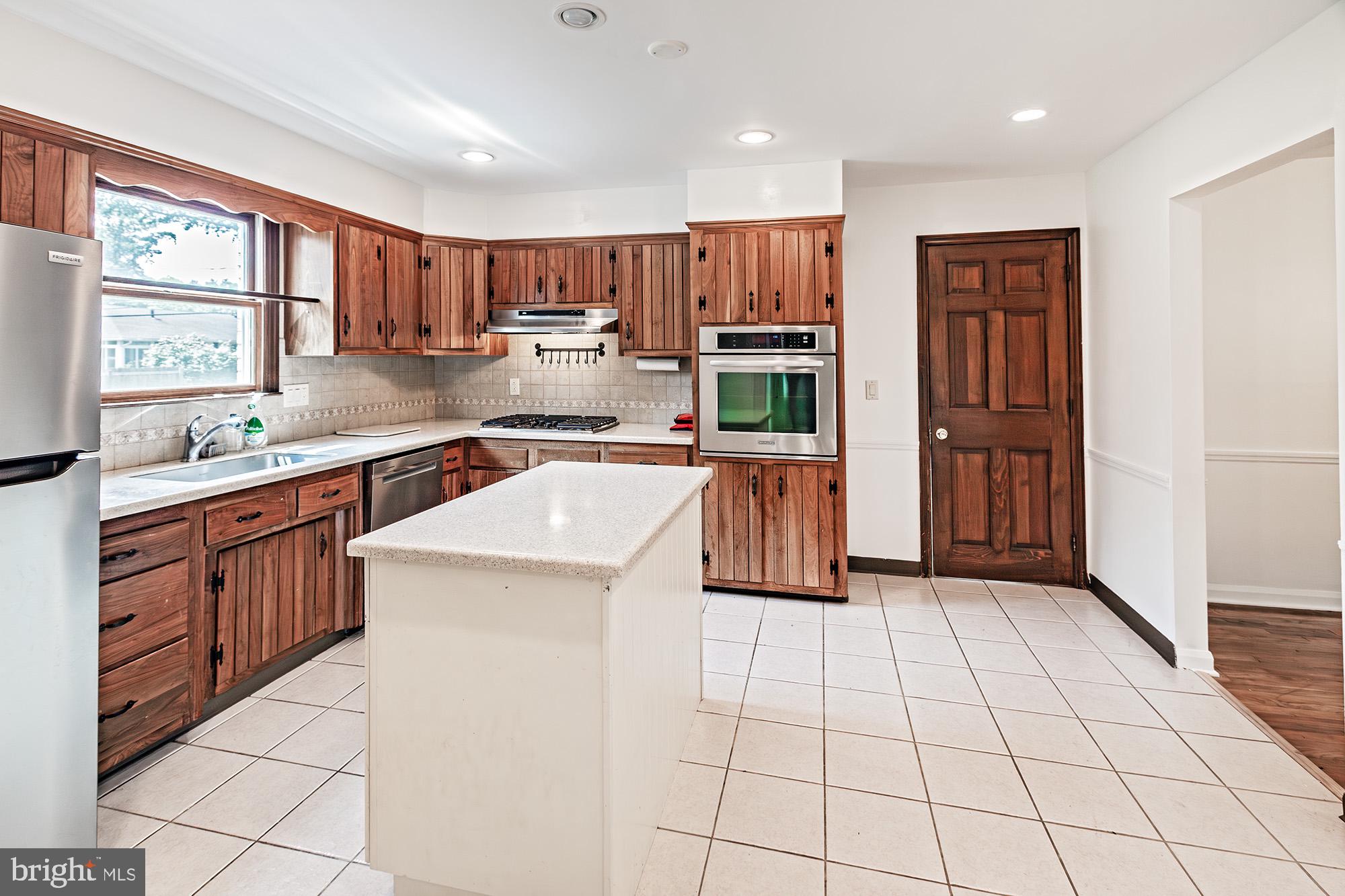 2412 MANET ROAD