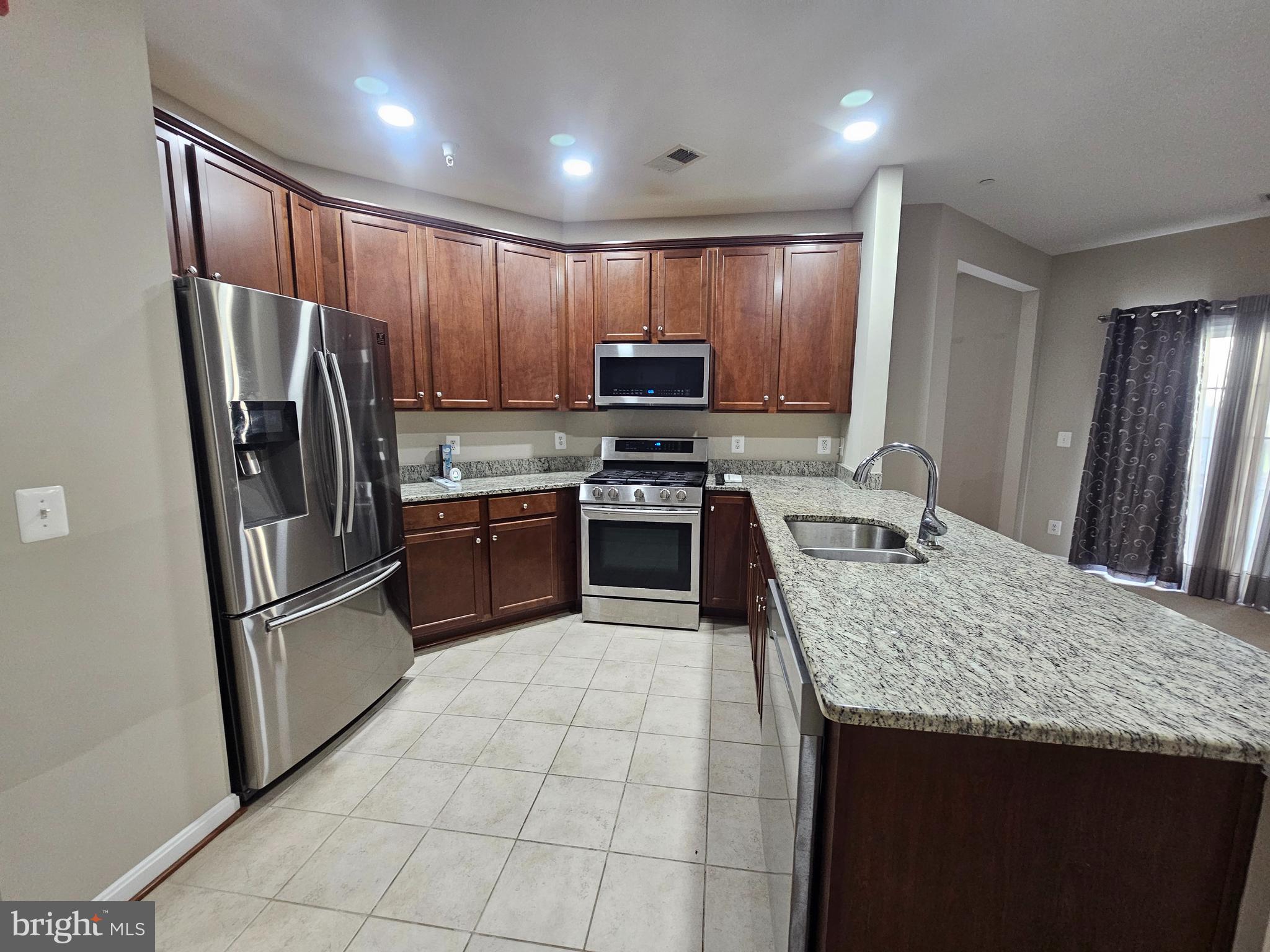 MERCER PARK CONDOMINIUM - Residential Lease