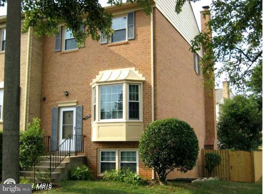 COMPLETELY REMODELED.BRICK BEAUTIFUL 3 LEVEL BRICK END UNIT TH W/BAY WINDOW.4BR,2FB,2HB.FINISHED LOWER LEVEL WALK OUT TO NEW FENCED YARD.FIRE PLACE IN REC RM,NEW HARDWOOD ON MAIN FLOOR,NEW PAINT,NEXT TO COMMUNITY POOL&TENNIS.CLOSE TO VRE,I495,FAIRFAX COUNTY PKWY