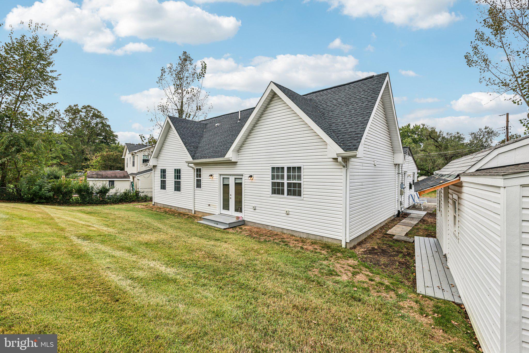 5814 LARPIN LANE