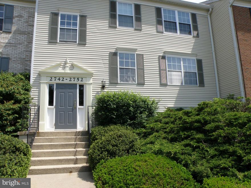 Clean and neat condo. 2 bedrooms and 2 full bathrooms,freshly painted and  newer carpeting. Deck overlooks common area. Located in Lakeridge Association with access to all amenities. Walking distance to Antietam elementary school...