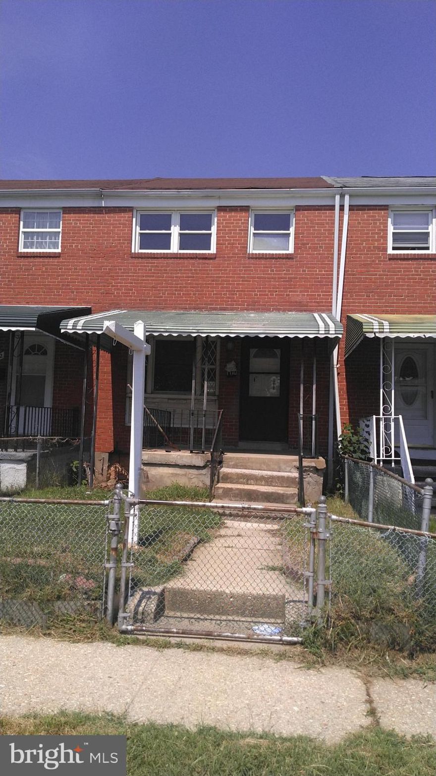 EXCELLENT INVESTMENT OPPORTUNITY! 3 BEDROOM, 1 BATH TOWNHOME--HARDWOOD FLOORING AND PARKING PAD IN REAR!