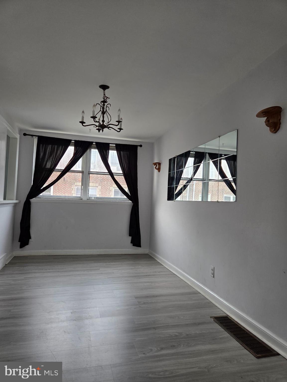 OXFORD CIRCLE - Residential