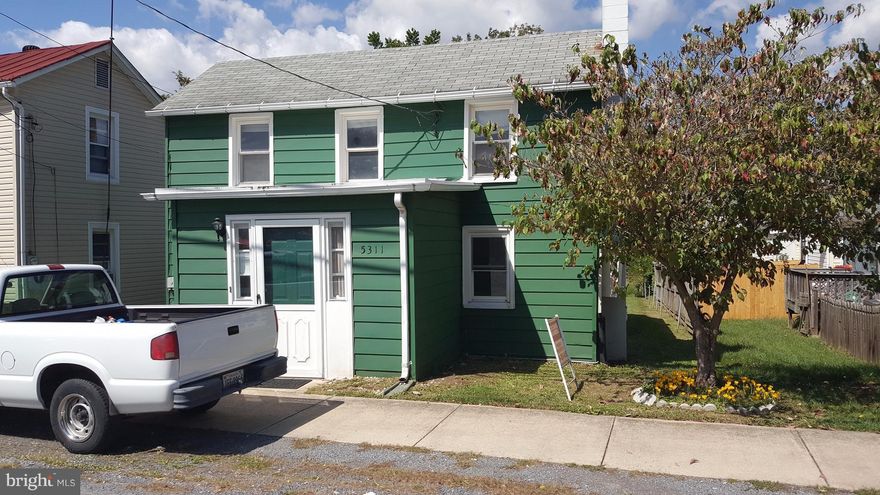 Fixer Upper Investors Dream!  Home Needs Your TLC.  In Town, Minutes to Everything Including Commuter Routes.  Level Lot, Nice Level Backyard.