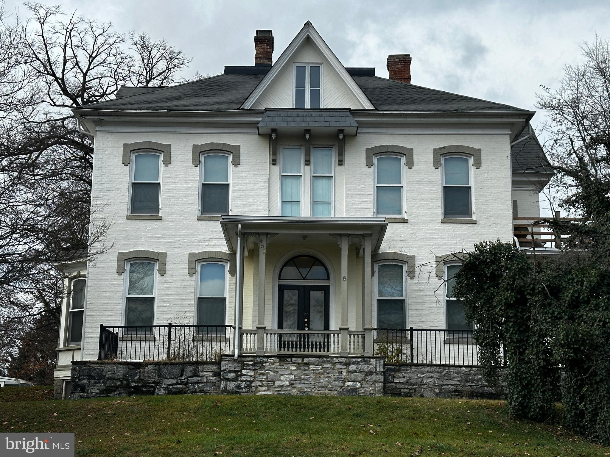 Main image without alt text