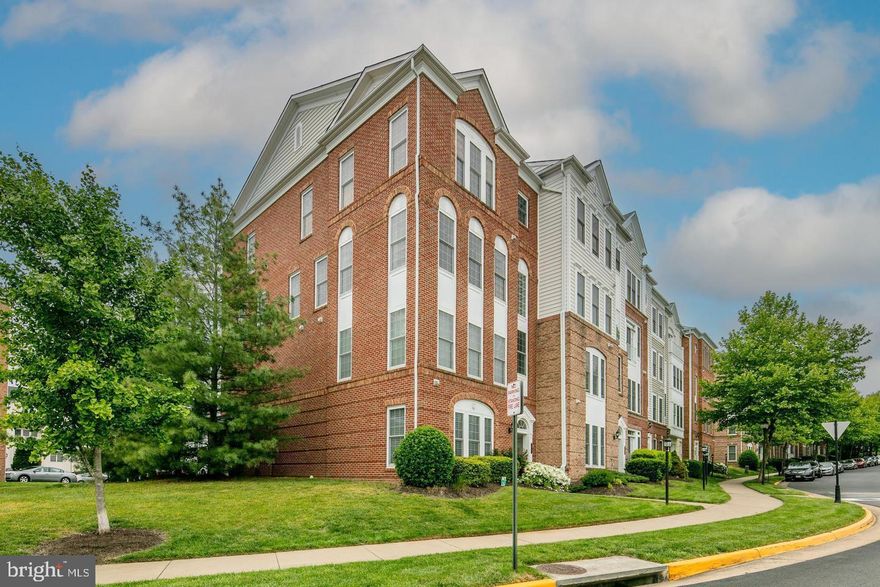 Beautiful Condo with tons of living space and well maintained ready for the new tenant.
Community offers indoor and outdoor swimming pool, gym, clubhouse and very close to shopping, supermarkets, movies, etc. 
Available for occupancy on June 1st, 2024