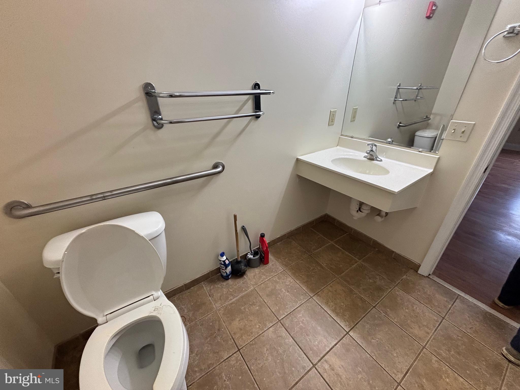 Main image without alt text