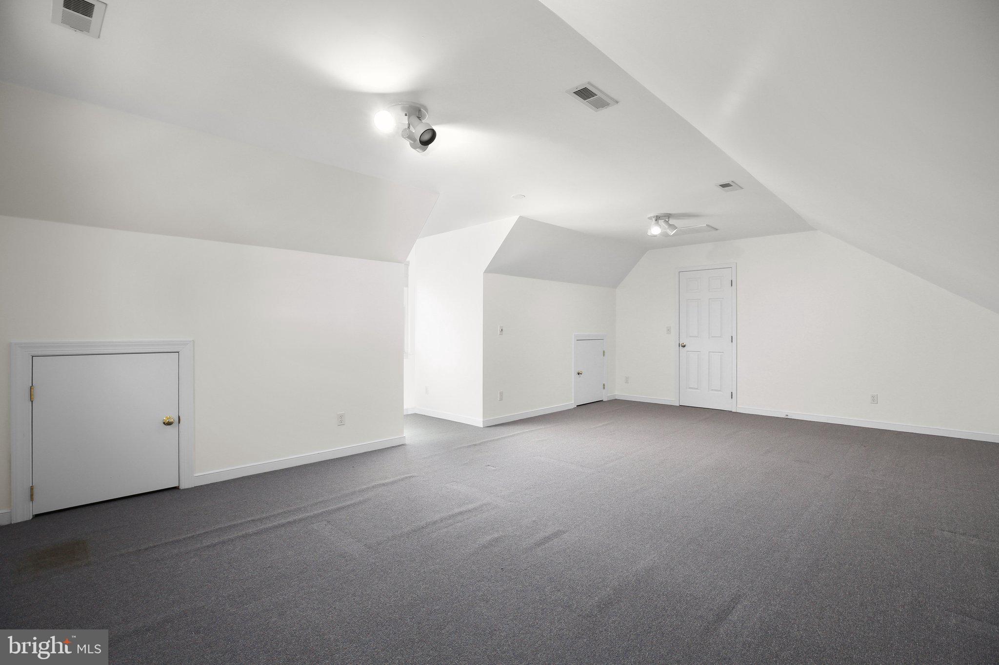 HUNTINGTON HILLS - Residential