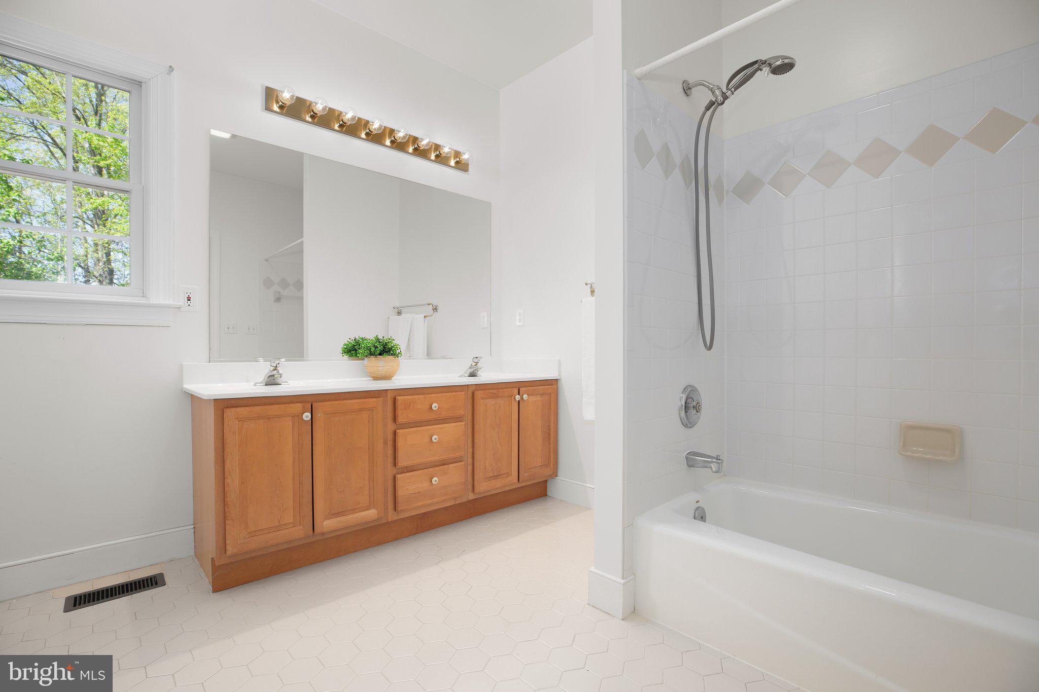 HUNTINGTON HILLS - Residential