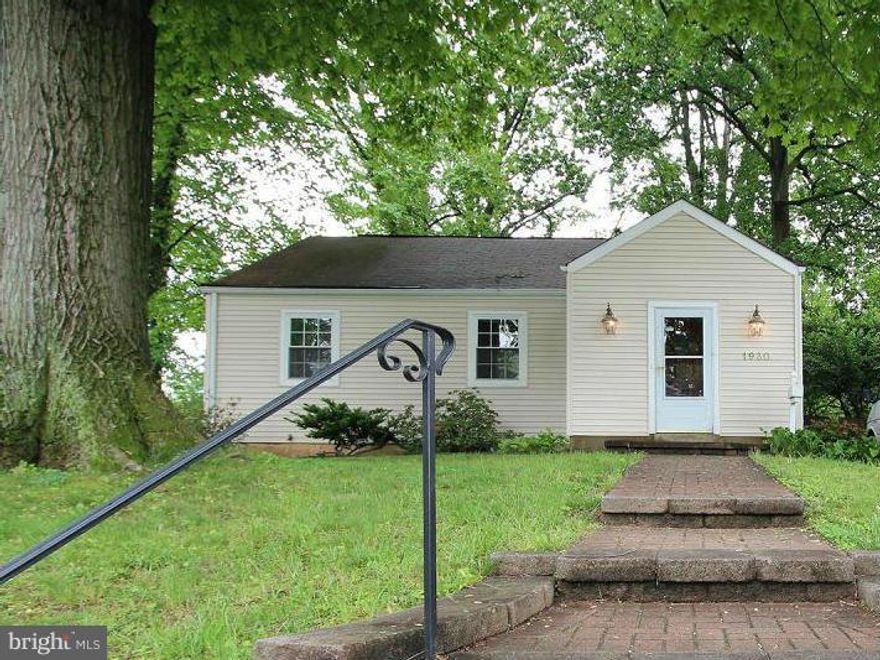 New Price Nice large lot ! 3LVLS! Roomy FM RM w/wood burning fp&MBR suite w/full private BA addition off ktchn. HWDs. Fresh paint. Pretty ktchn w/ceramic tile flr, glass tile backsplsh,  hardwood flooring..energy effic wndws. Expanded driveway. Min 2 Tysons/W Falls Church Metro/NW Silver Line/495/66/Toll Rd&more. As-is sale. Home inspection ok. Free home warranty closing at Regency Title