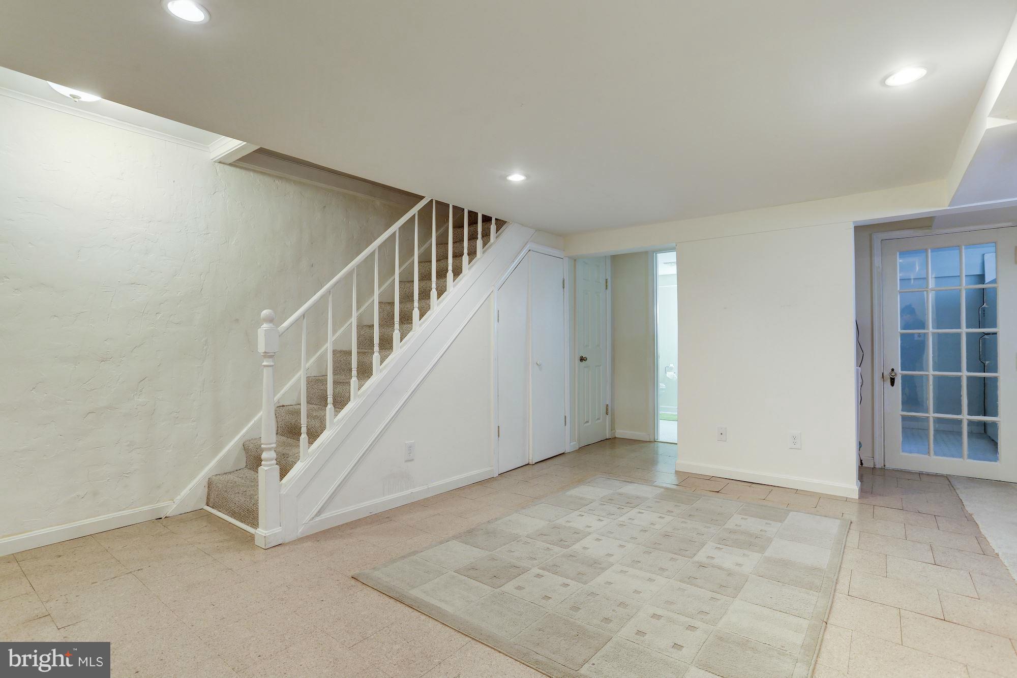 GLEBE MANOR - Residential Lease