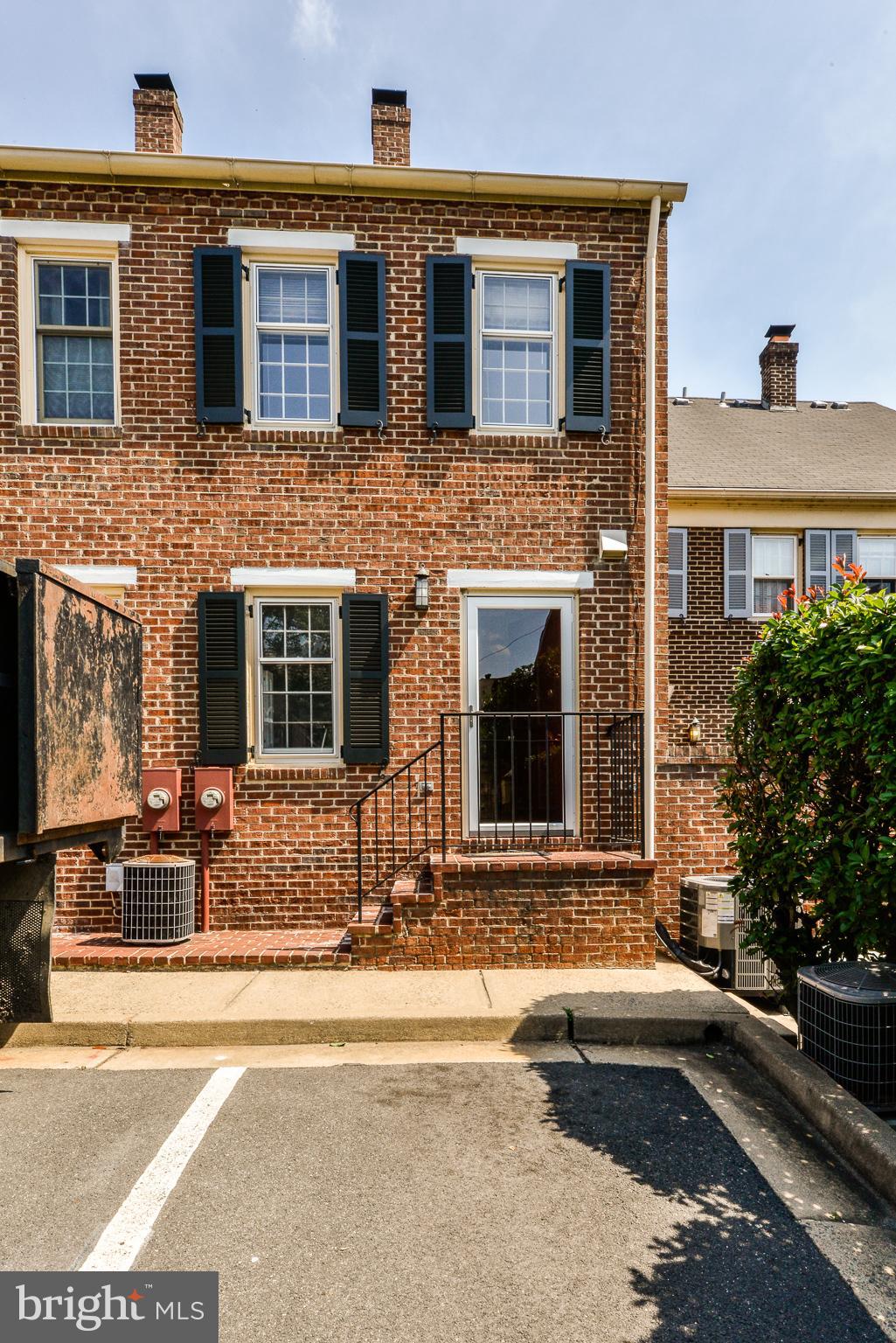 BROCKETTS CROSSING - Residential Lease